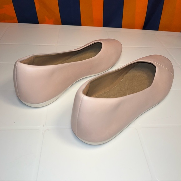 New no box Clarks Artisan Leather Slip-ons Feature Fest flat shoes women size 9M - Picture 3 of 7